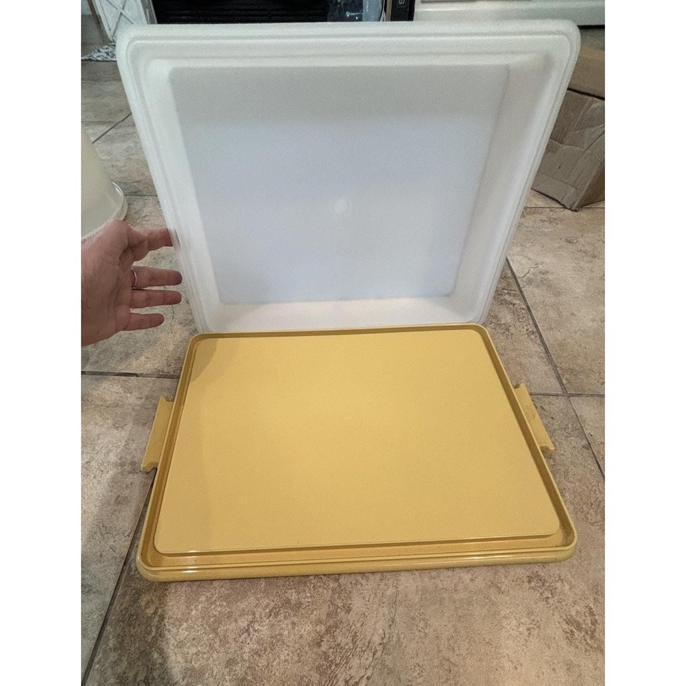 Vintage Tupperware Harvest Gold Rectangle Cake / Sheet Cake Carrier 13x9 NOS